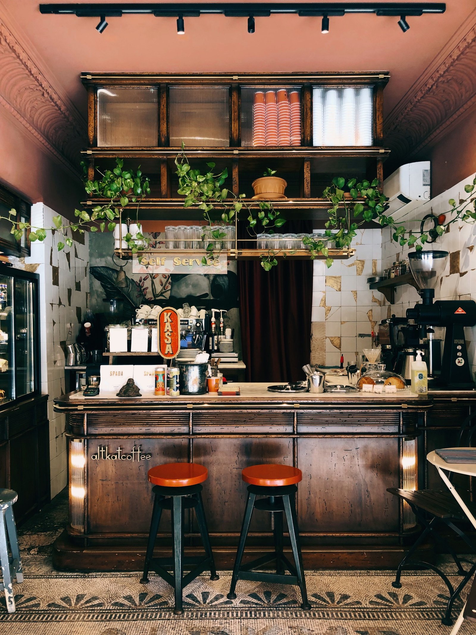 Les bars-tabac de Saint-Chély-d'Apcher (48200) : Drugstore, Le Commerce et Le Drop Comptoir de bar - Photo d'illustration