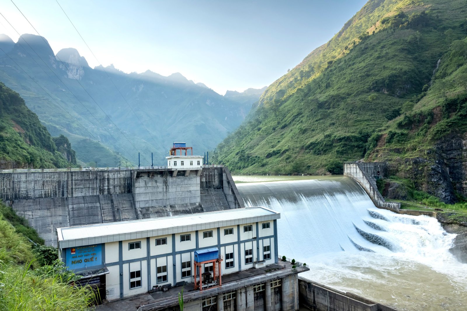 Barrage hydroélectrique en montagne - illustration