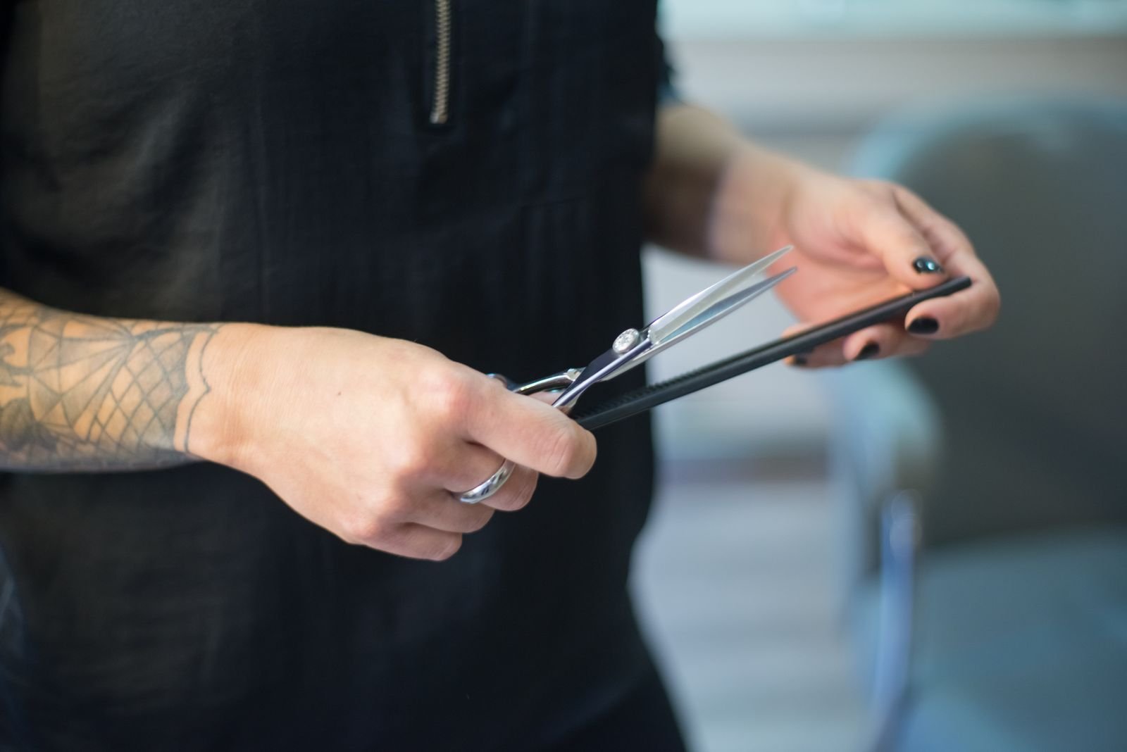 Coiffeur à Saint-Chély-d'Apcher (48200) : trouver le bon salon et un rendez-vous rapide Mains d un coiffeur tenant des ciseaux et un peigne