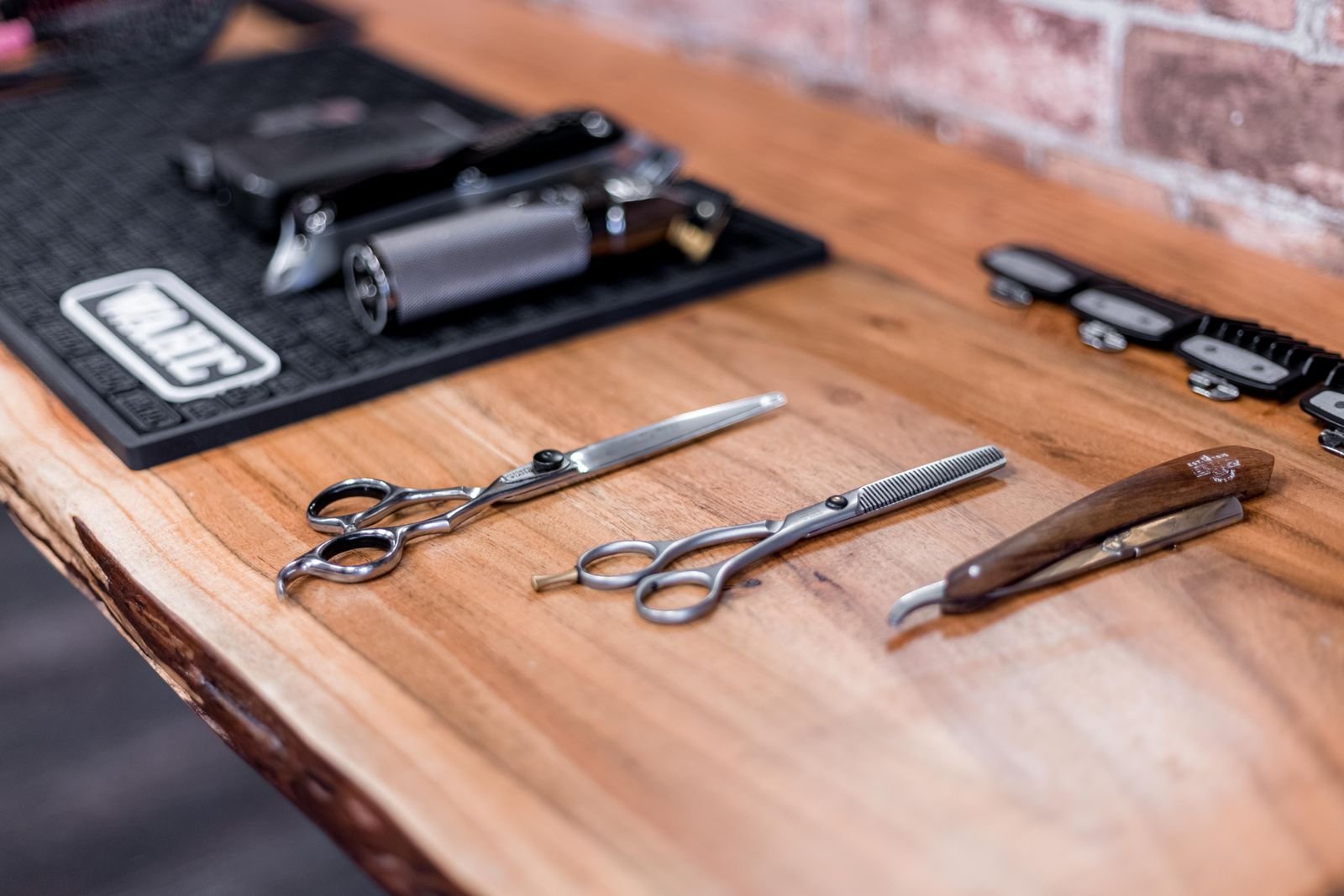 Coiffeur à Saint-Chély-d'Apcher (48200) : trouver le bon salon et un rendez-vous rapide Outils de coiffure de qualite disposes sur une table en bois