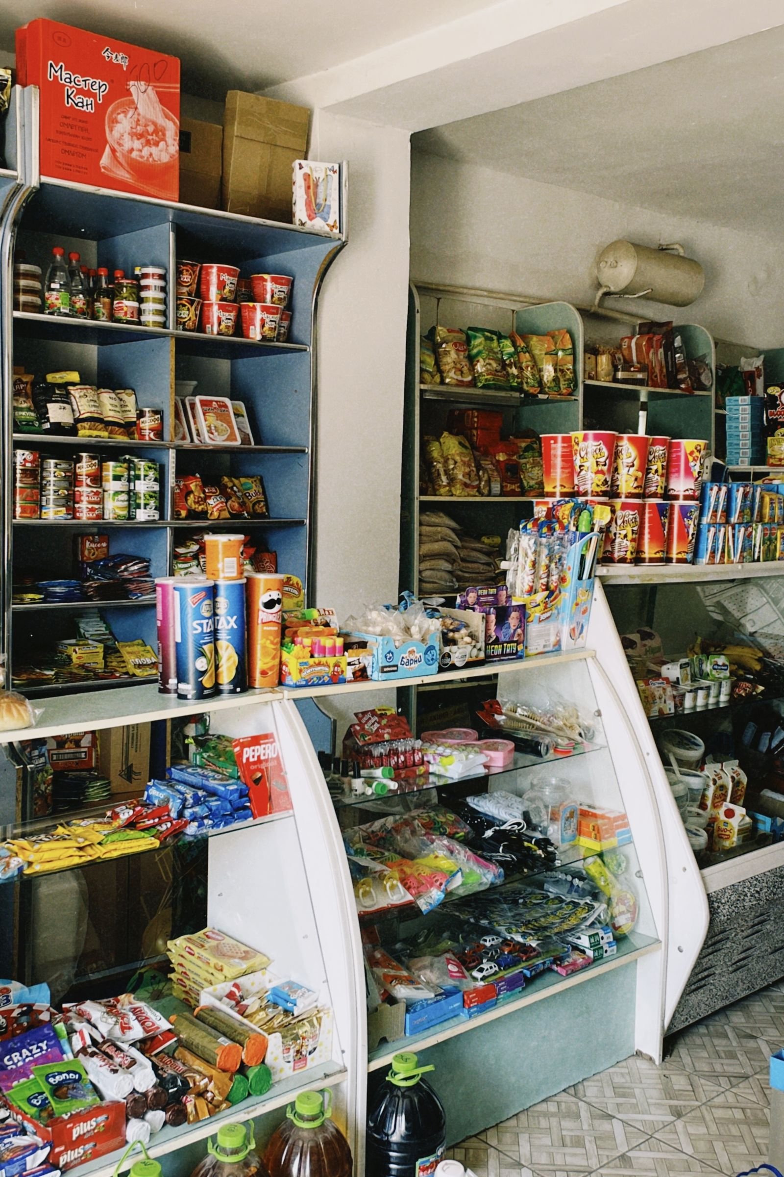 Commerçant à Saint-Chély-d’Apcher (48200) : rester la référence locale face aux grandes surfaces Etal de produits frais dans une epicerie de proximite