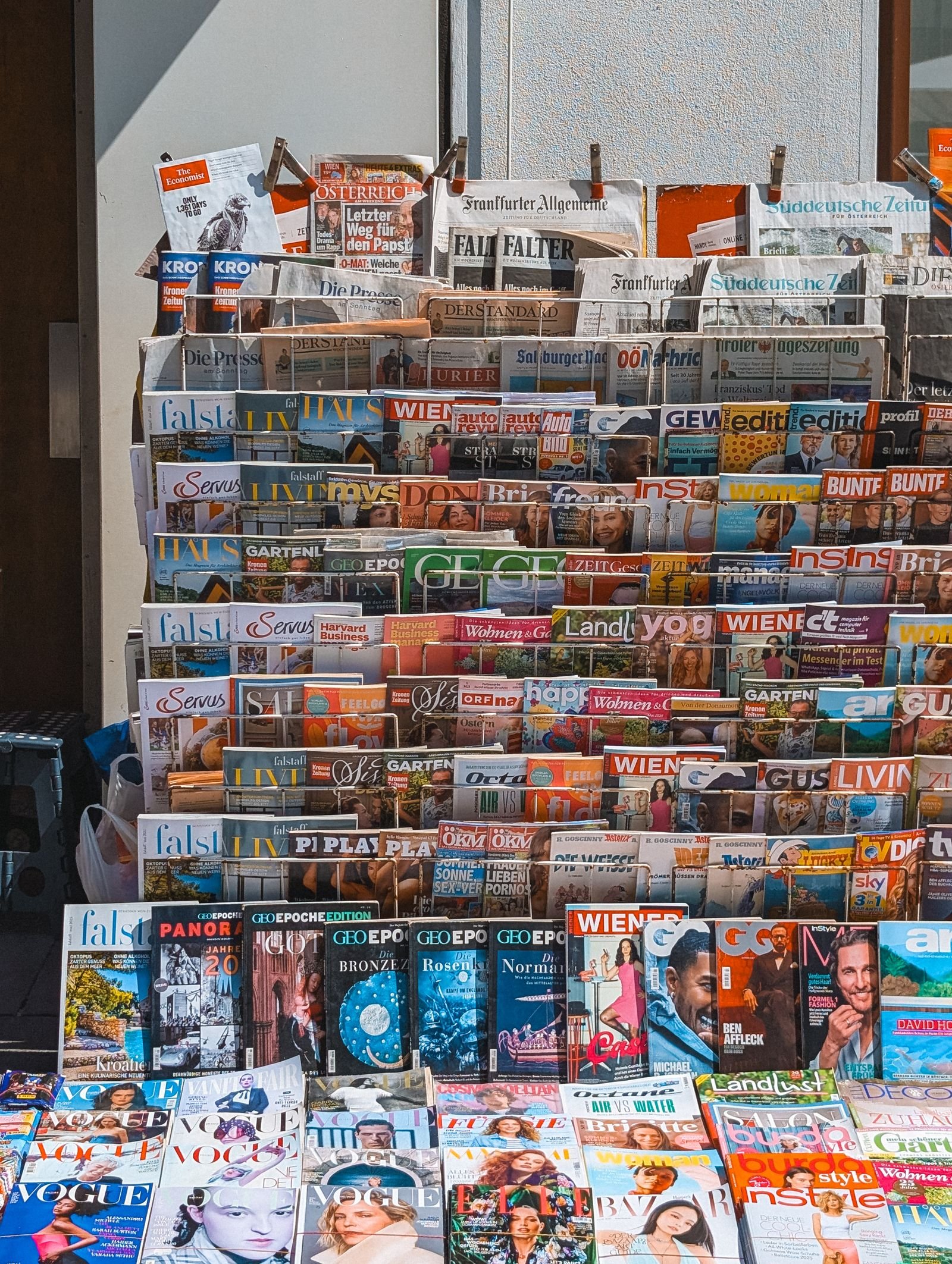 Commerçant à Saint-Chély-d’Apcher (48200) : rester la référence locale face aux grandes surfaces Presentoir de journaux et magazines dans un commerce de tabac presse