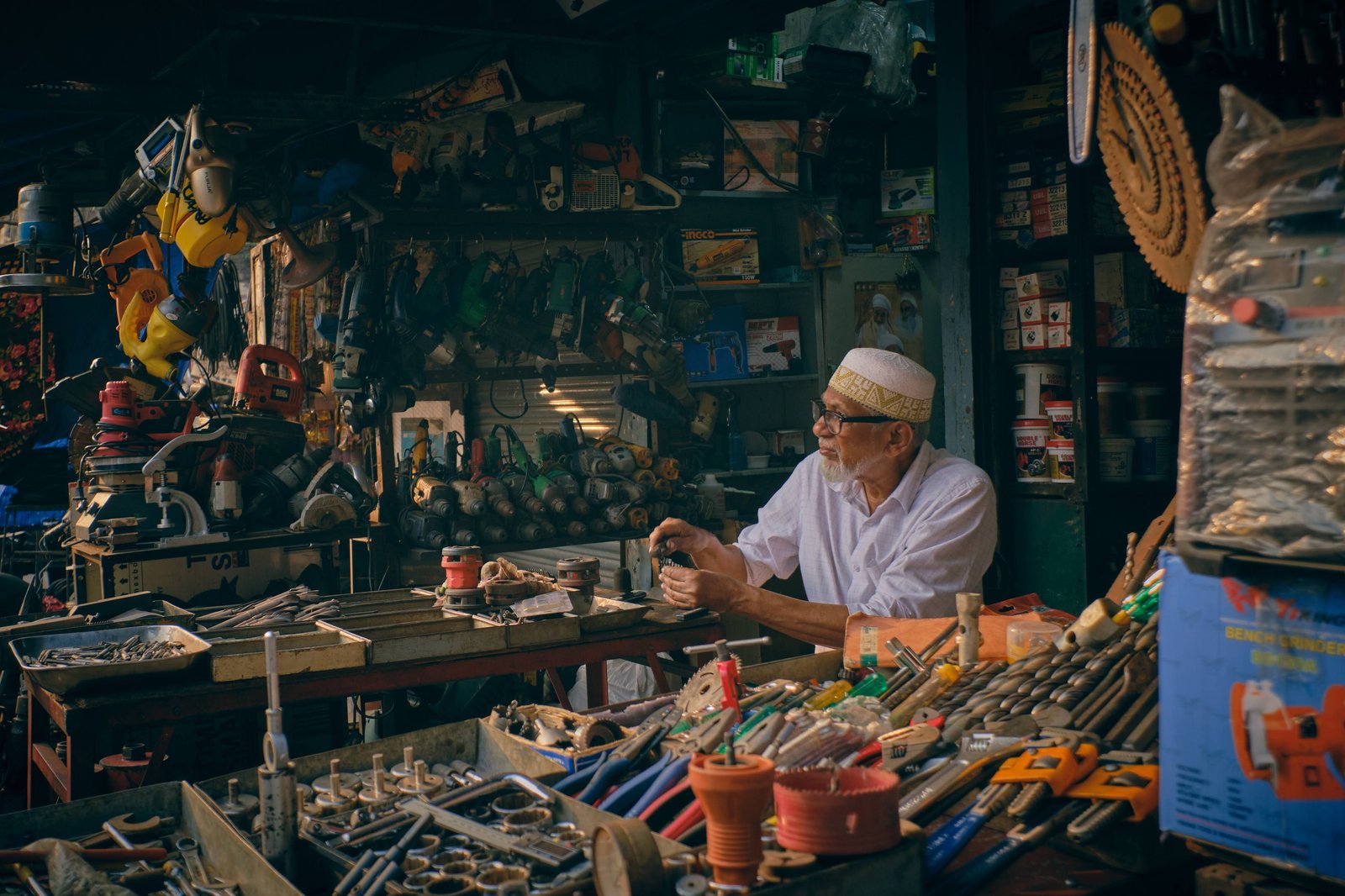 Magasins de bricolage à Saint-Chély-d'Apcher (48200) : Weldom, Briconautes et matériaux Conseil vendeur en magasin de bricolage - Photo d'illustration