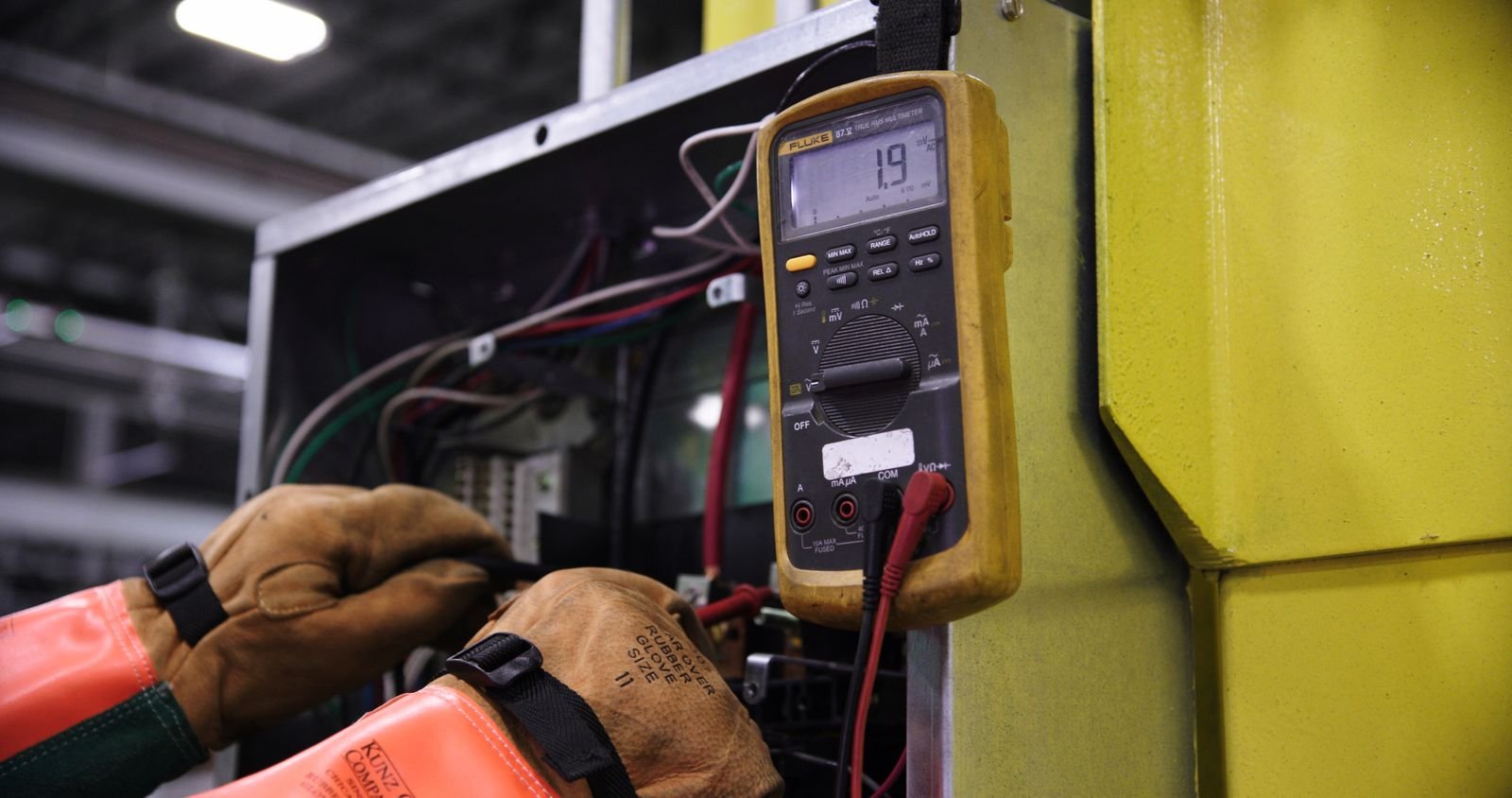 Électricien à Saint-Chély-d'Apcher (48200) : trouver un professionnel qualifié Electricien utilisant un multimetre pour verifier un cablage