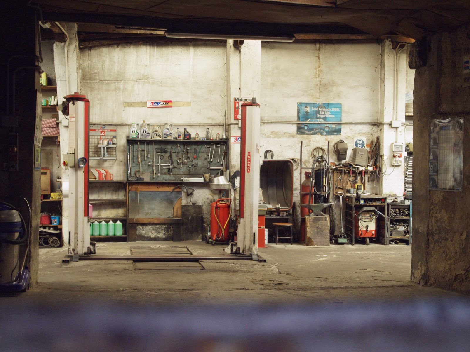 Garagiste à Saint-Chély-d’Apcher (48200) : la voiture qui ne peut pas attendre Atelier de garage avec outils et pont elevateur