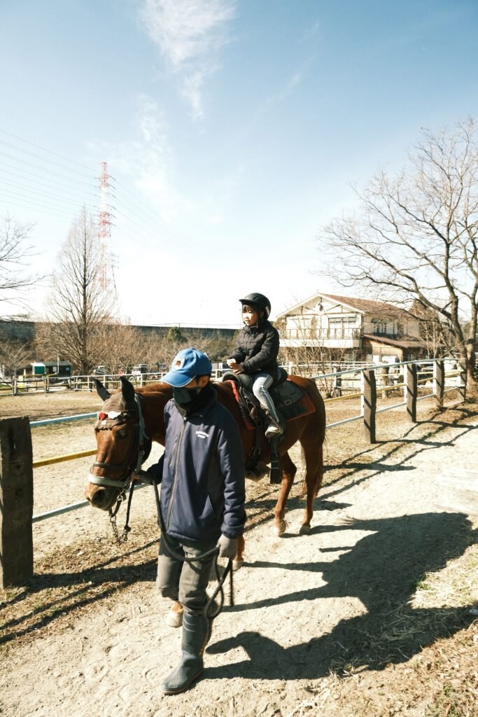 Leçon d'équitation avec un enfant - illustration