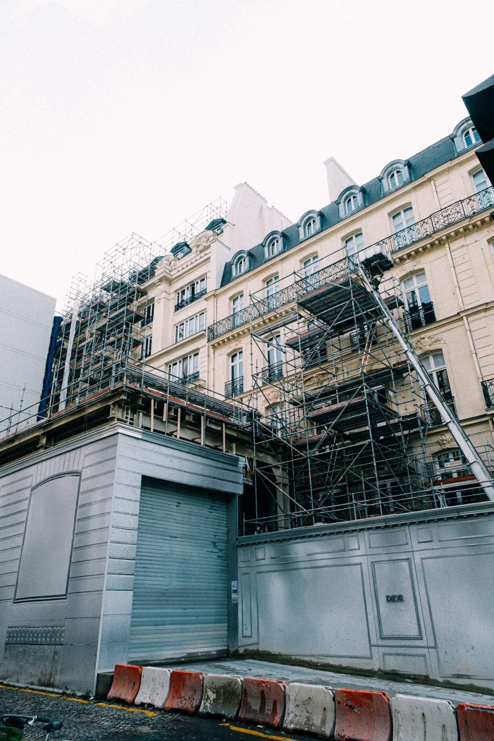 Batiment ancien en renovation avec echafaudage en zone urbaine