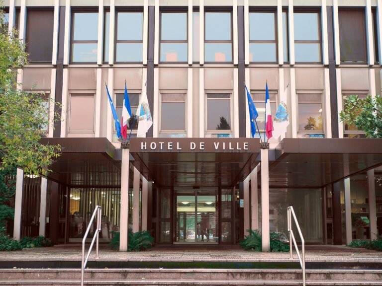 S&rsquo;installer à Saint-Chély-d&rsquo;Apcher : le guide pratique (mairie, écoles, santé)