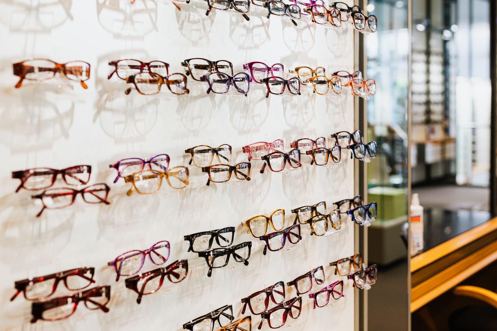 Choix de montures de lunettes colorees exposees dans un magasin d optique