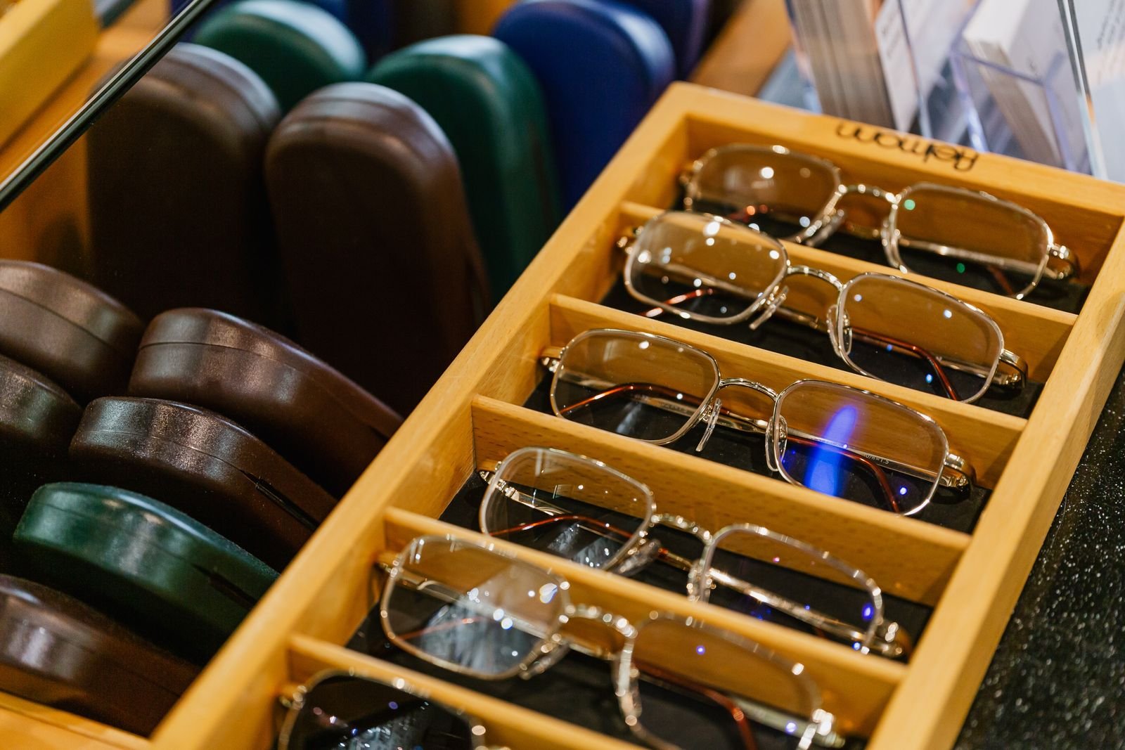 Presentoir en bois avec plusieurs montures de lunettes dans un magasin d optique