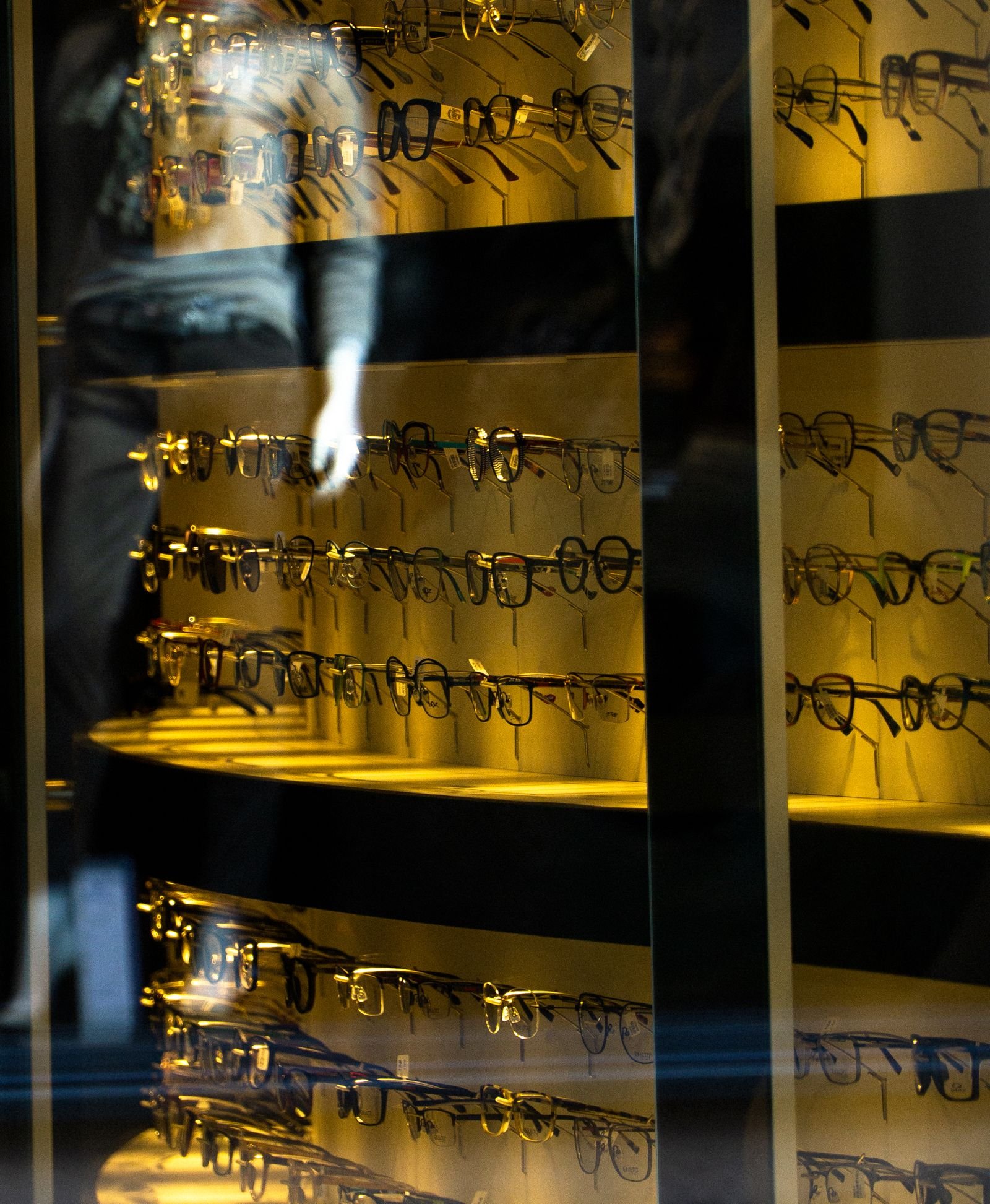 Lunettes de vue presentees dans une vitrine de magasin d optique