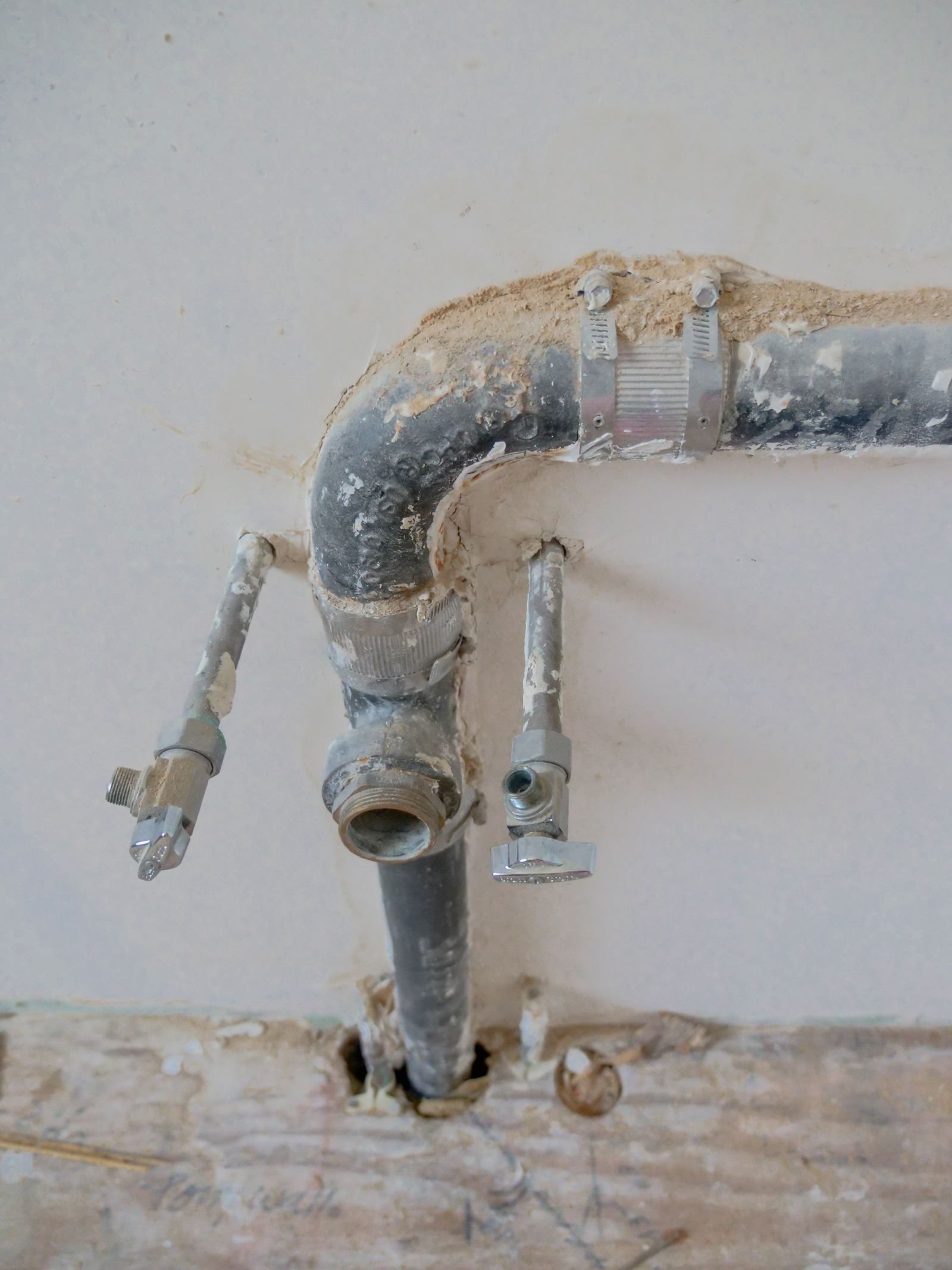 Gros plan sur des canalisations de plomberie apparentes