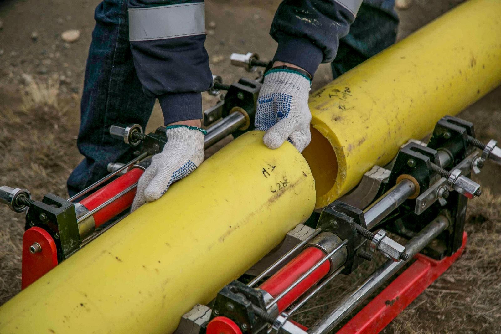Installation de tuyaux de plomberie sur un chantier