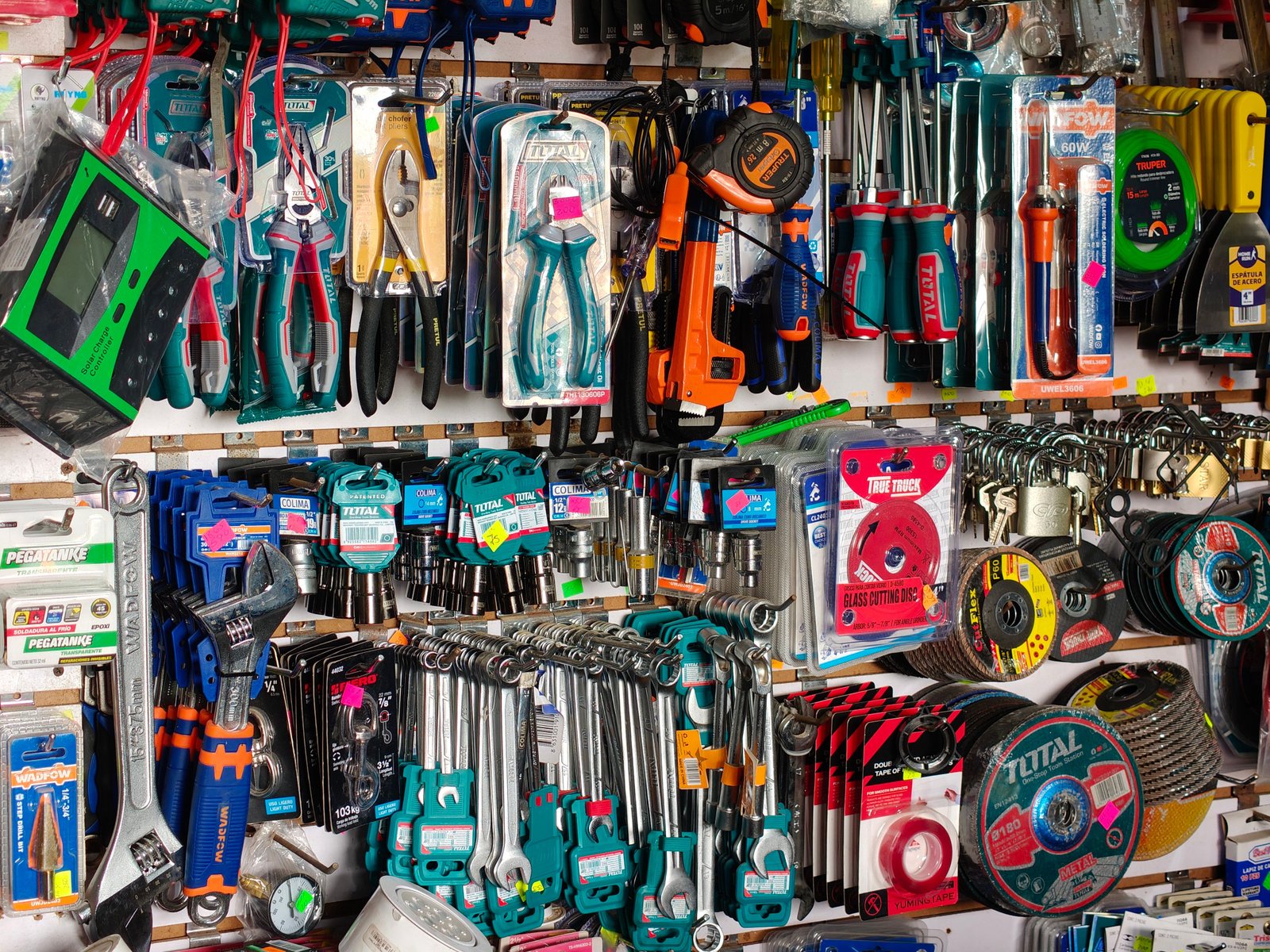 Magasins de bricolage à Saint-Chély-d'Apcher (48200) : Weldom, Briconautes et matériaux Rayon outillage magasin de bricolage - Photo d'illustration