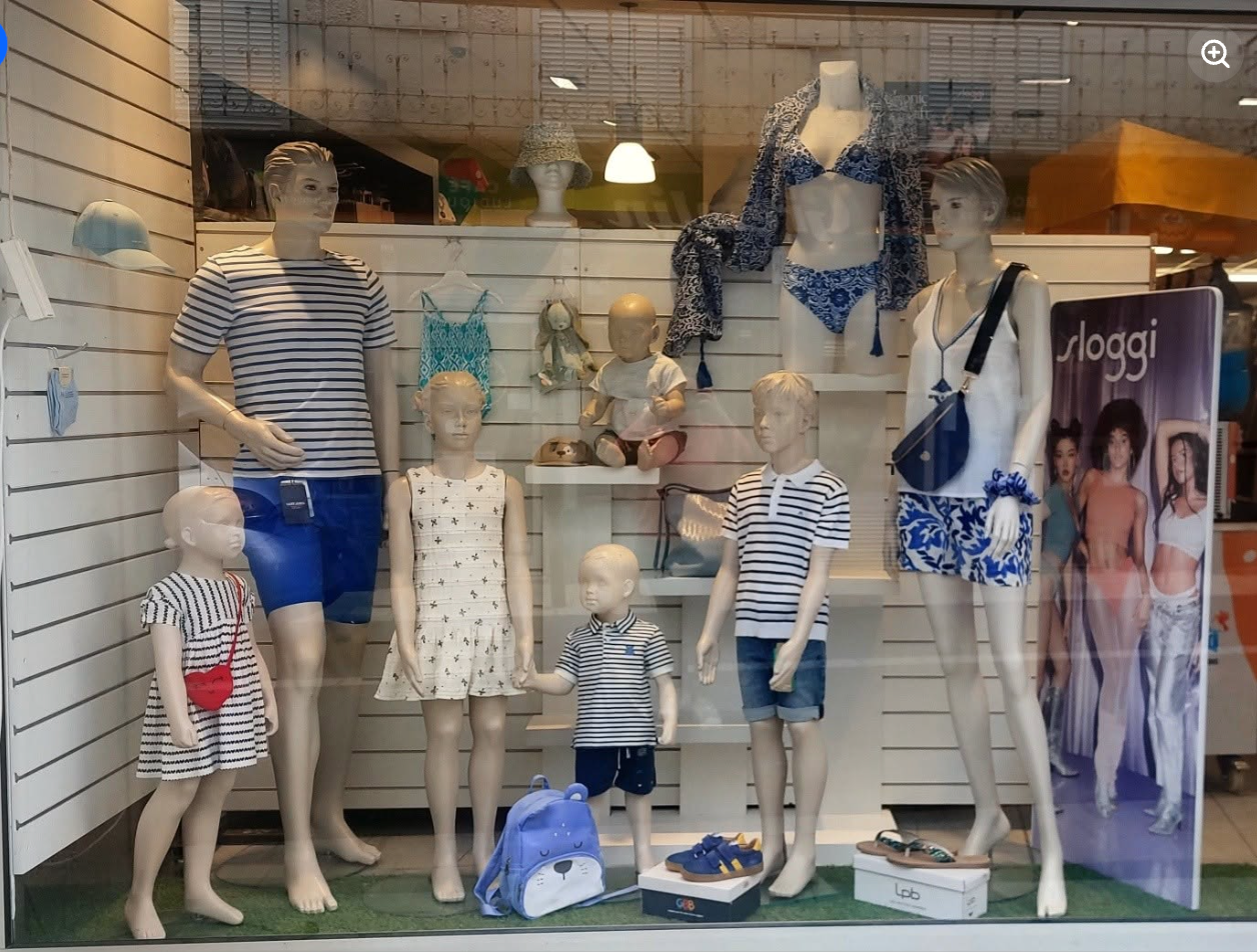 Esprit Dressing à Saint-Chély-d'Apcher (48200) : le magasin de vêtements pour toute la famille Vitrine Esprit Dressing avec mannequins en collection d'été rayée à Saint-Chely d'Apcher