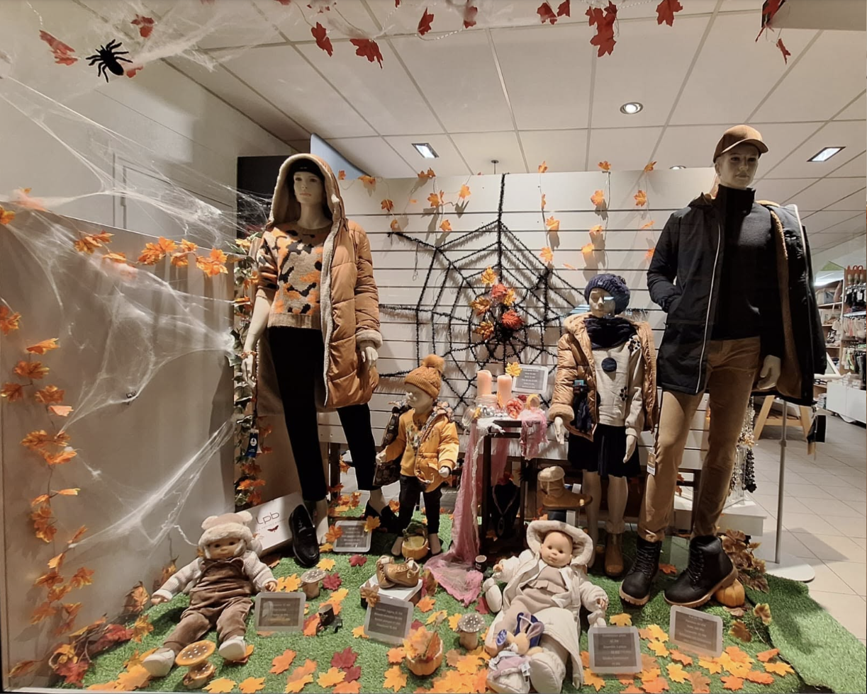 Esprit Dressing à Saint-Chély-d'Apcher (48200) Vitrine Halloween d Esprit Dressing avec mannequins famille a Saint-Chely d Apcher
