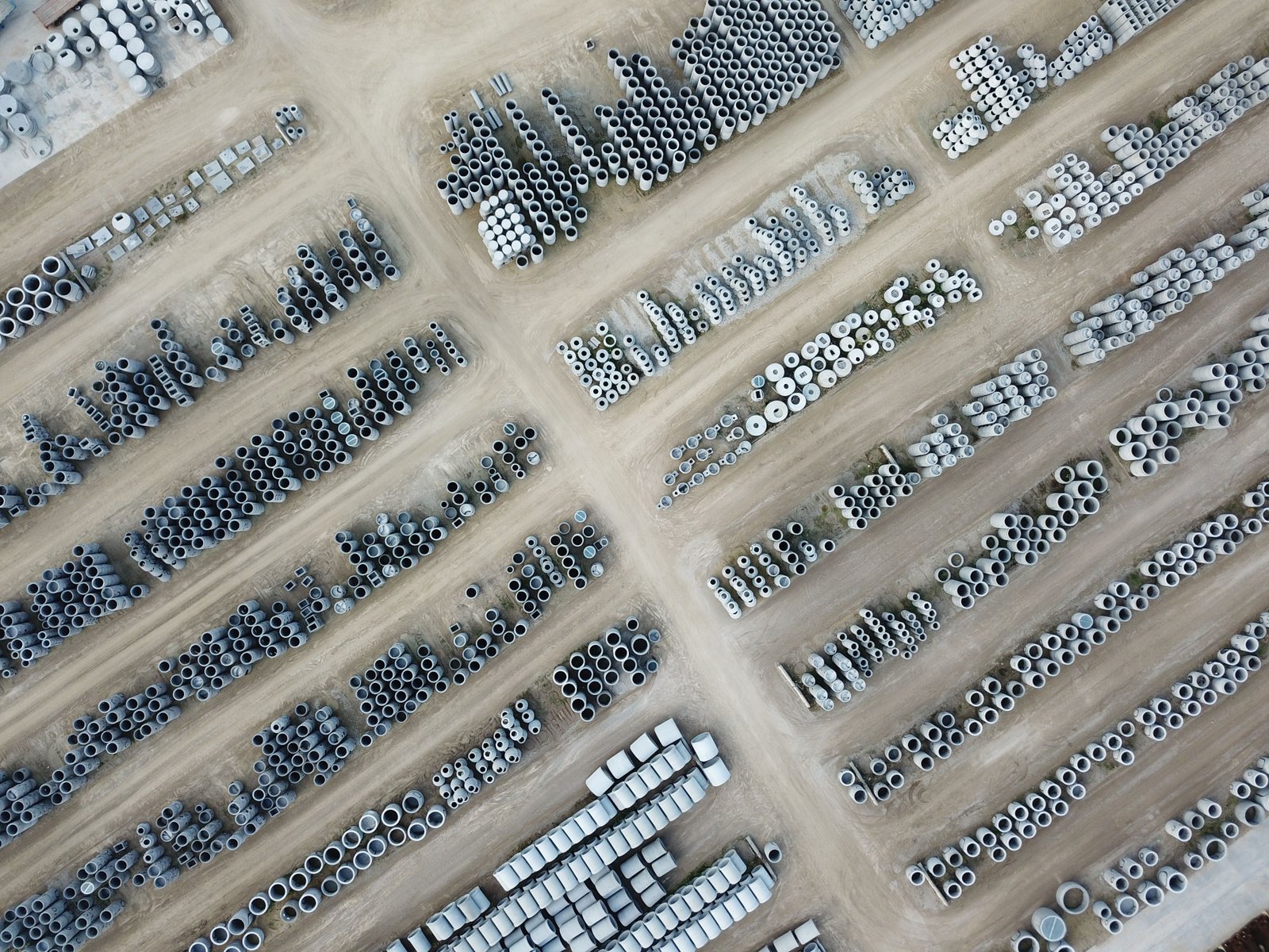 Magasins de matériaux de construction à Saint-Chély-d'Apcher (48200) : Gedimat, Chausson, Frans Bonhomme... Stockage de tuyaux et canalisations - Photo d'illustration