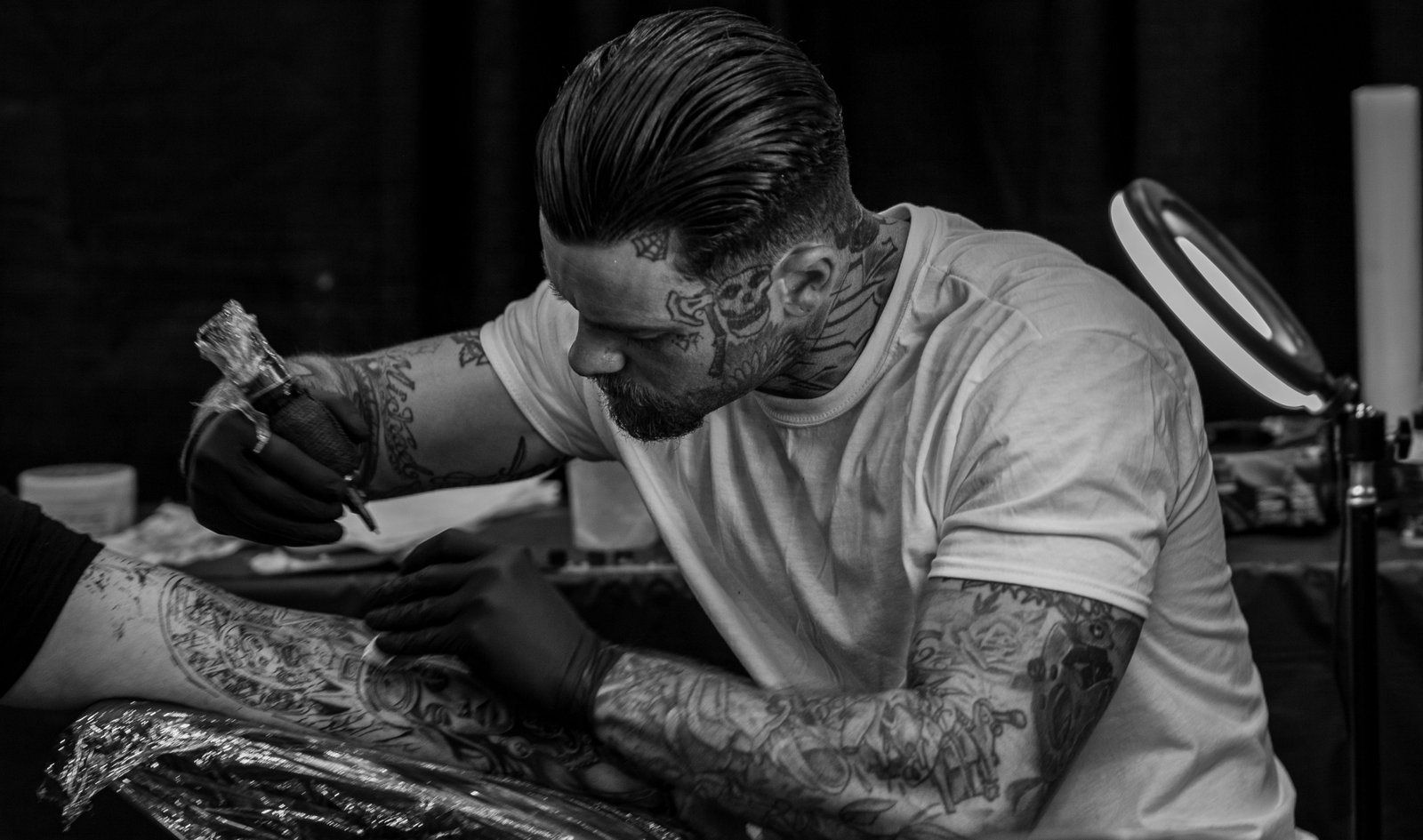 Tatoueur au travail - Photo d'illustration